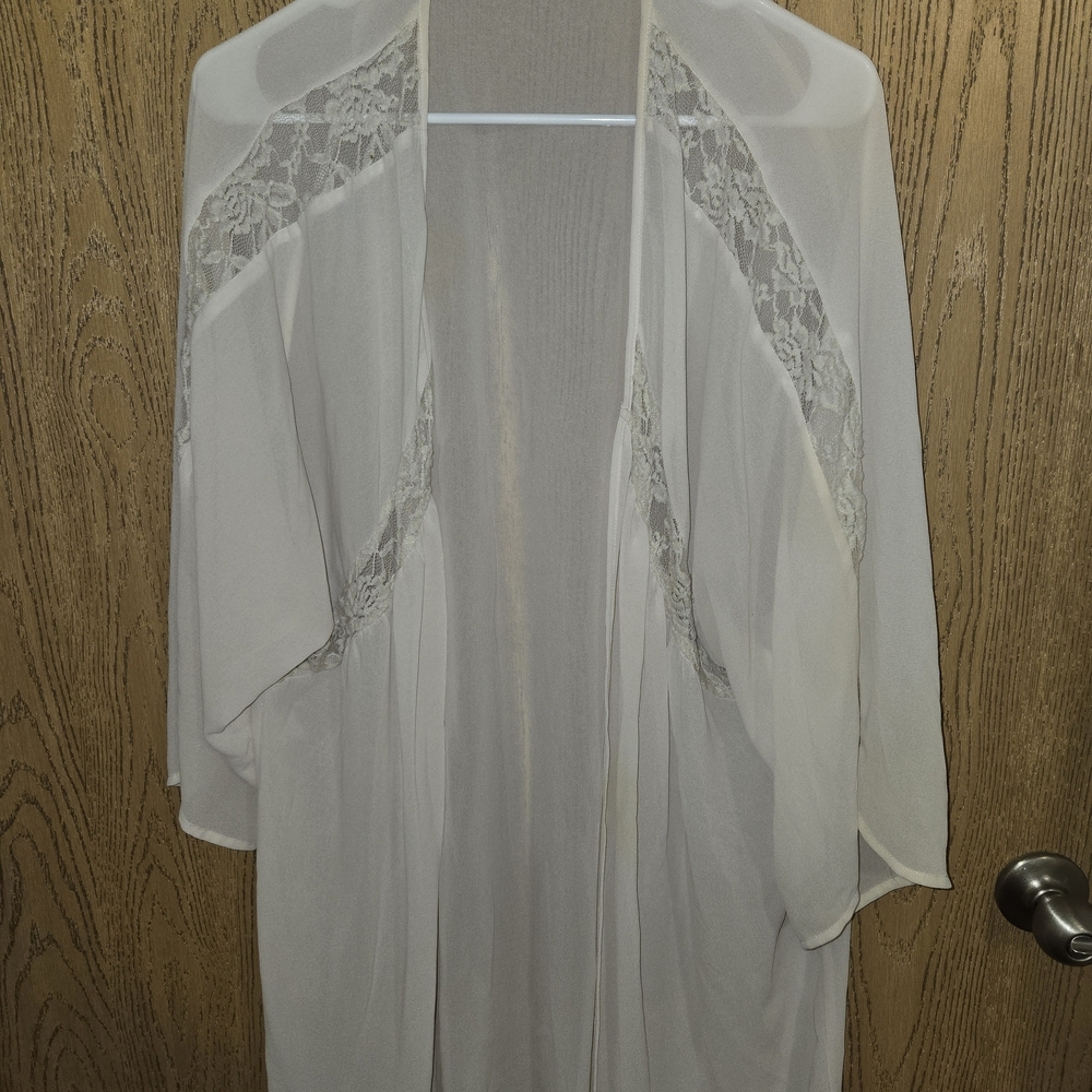 Chic Cream Lace Accent Robe